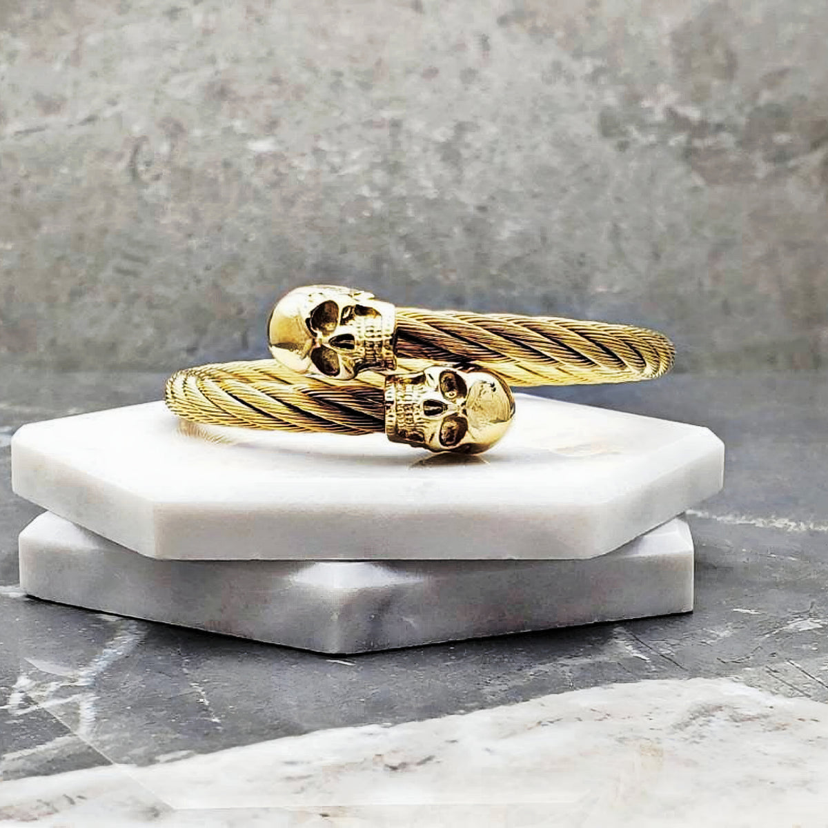 Brazalete de alambre con calaveras