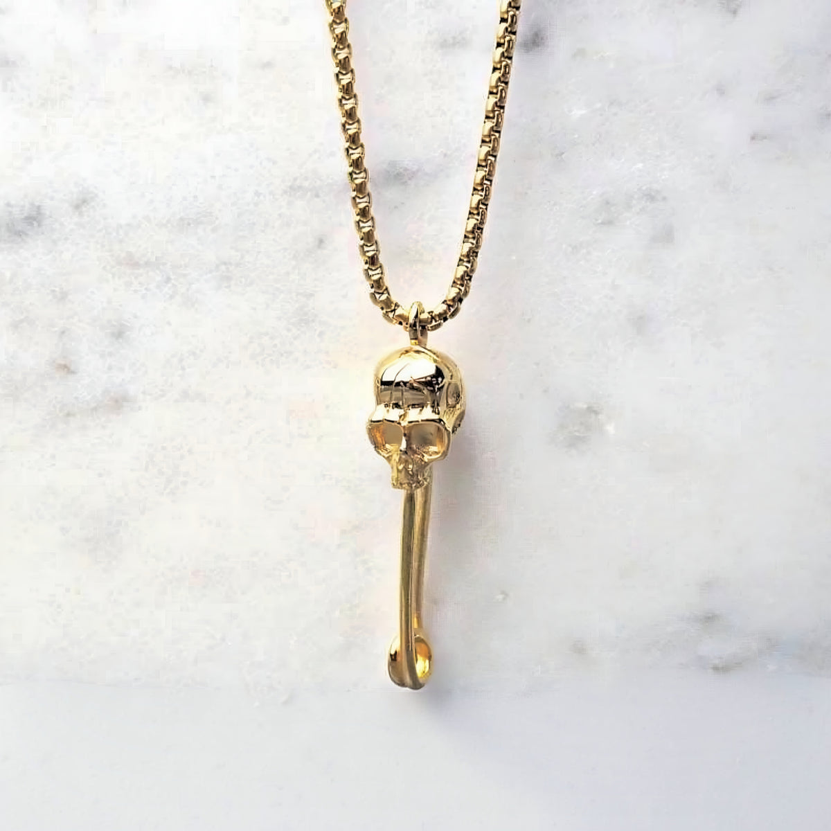 Collana con teschio dorato e maglie a graffetta