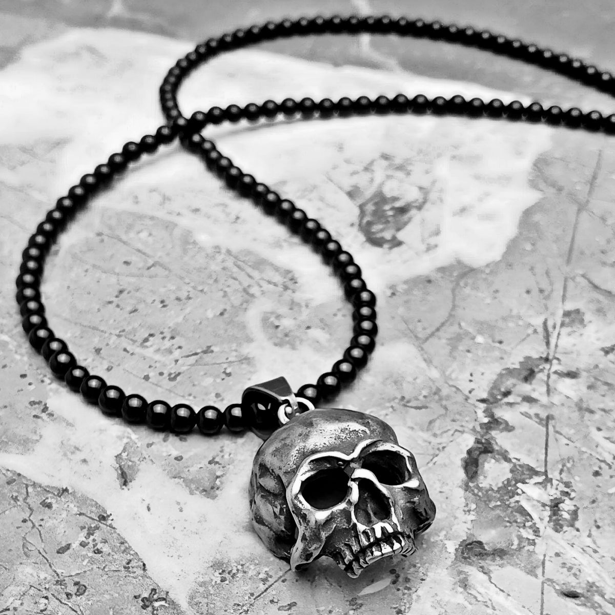 Collana con mezzo teschio e onice