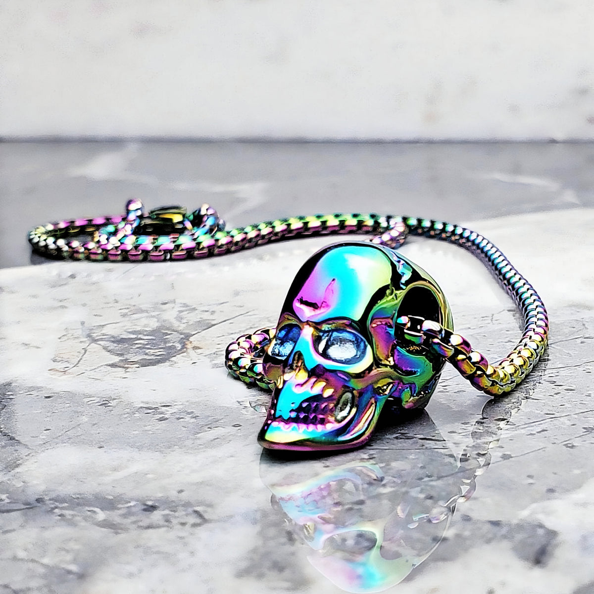 Collana multicolore con teschio