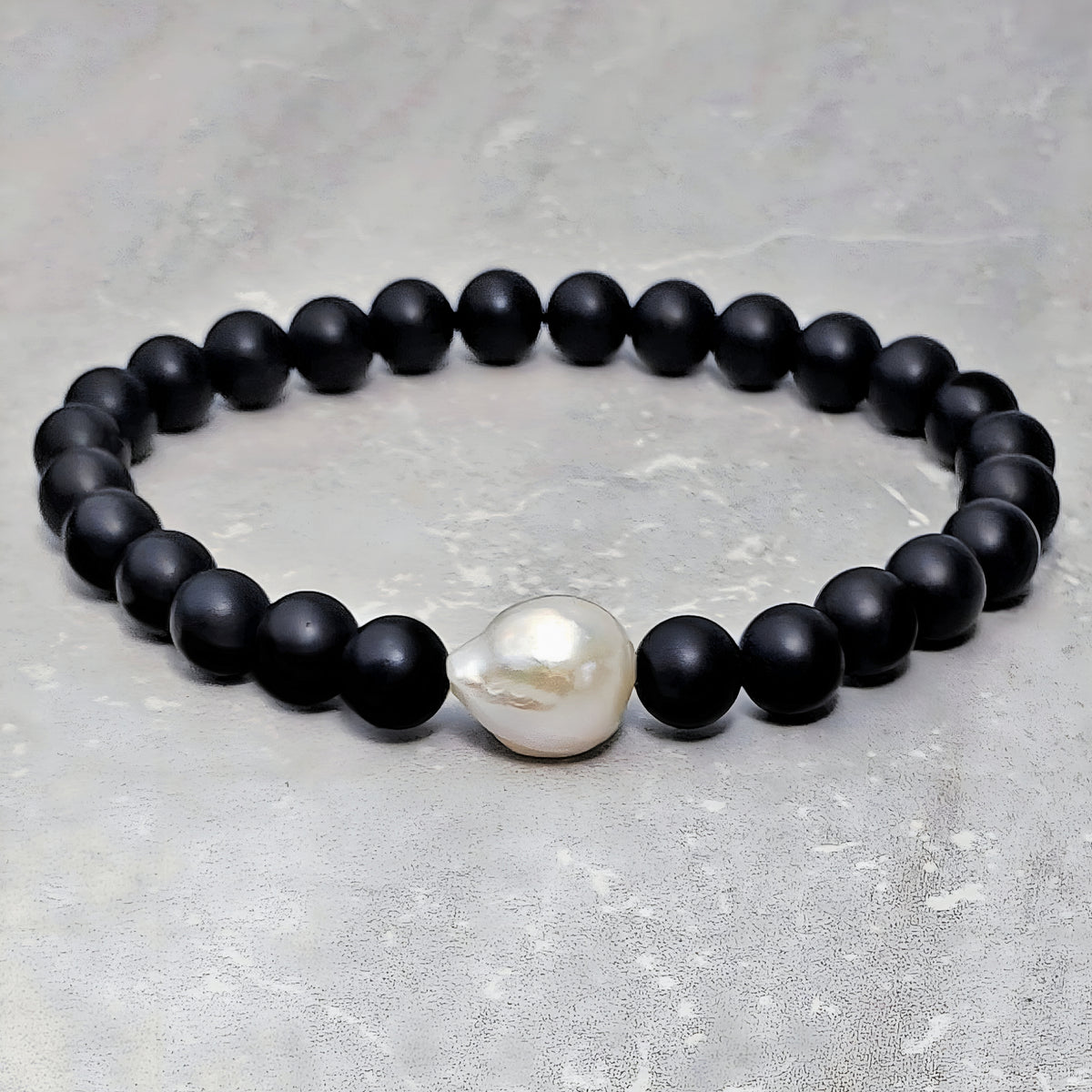 Pulsera de perla barroca y ónix