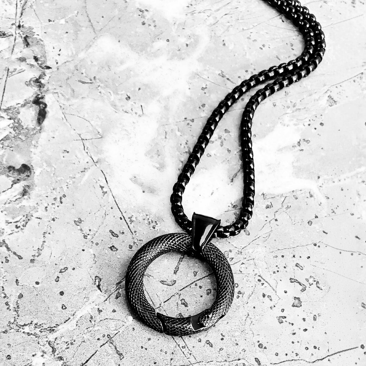 Collana con porta-amuleto a cavo nero