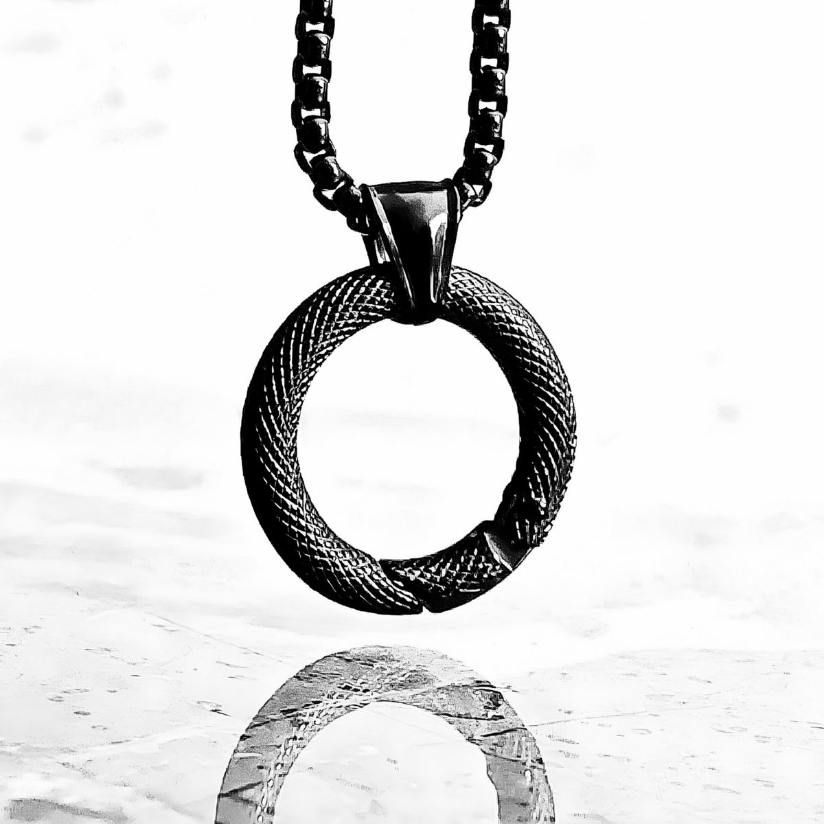 Collana con porta-amuleto a cavo nero
