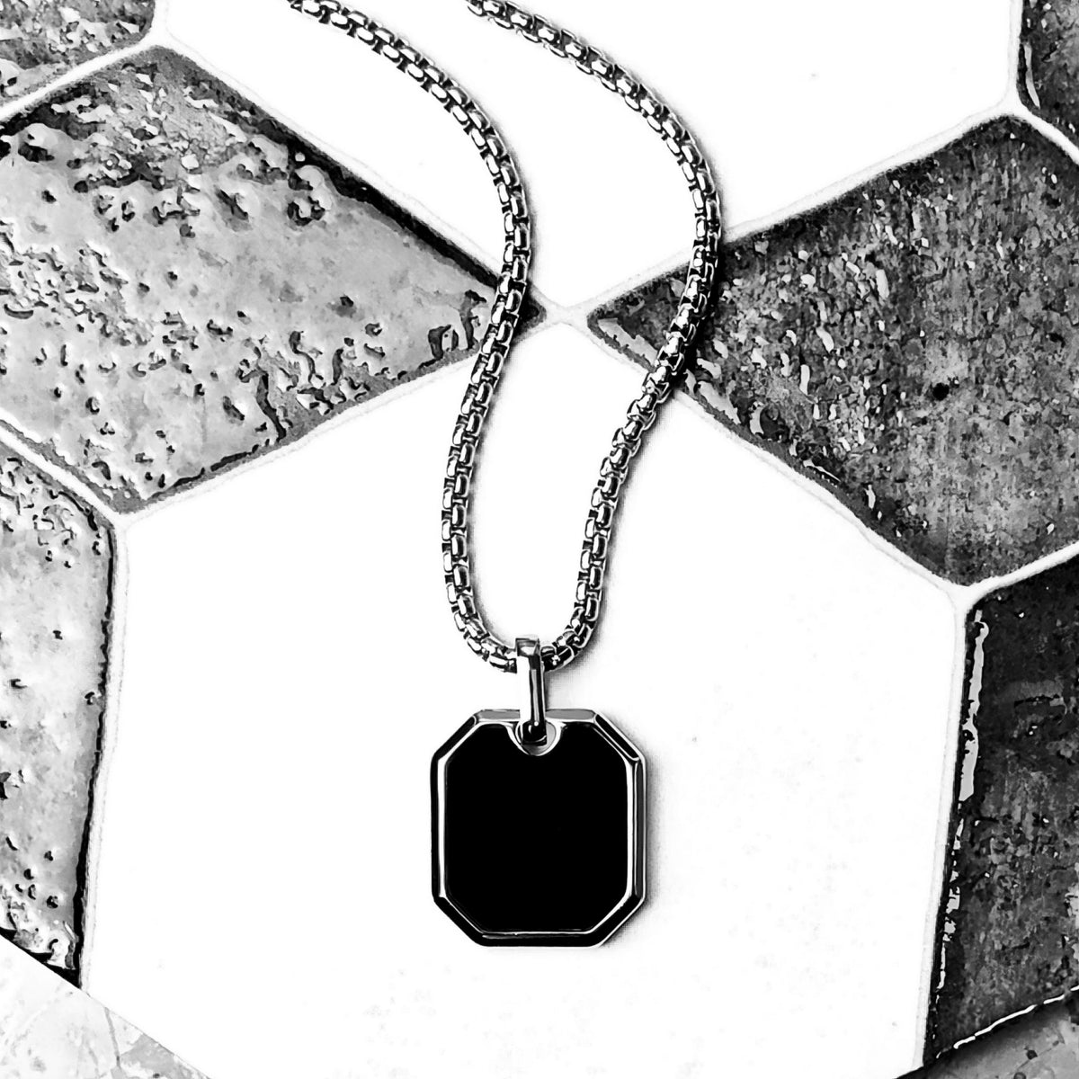 Collana con amuleto in onice nero