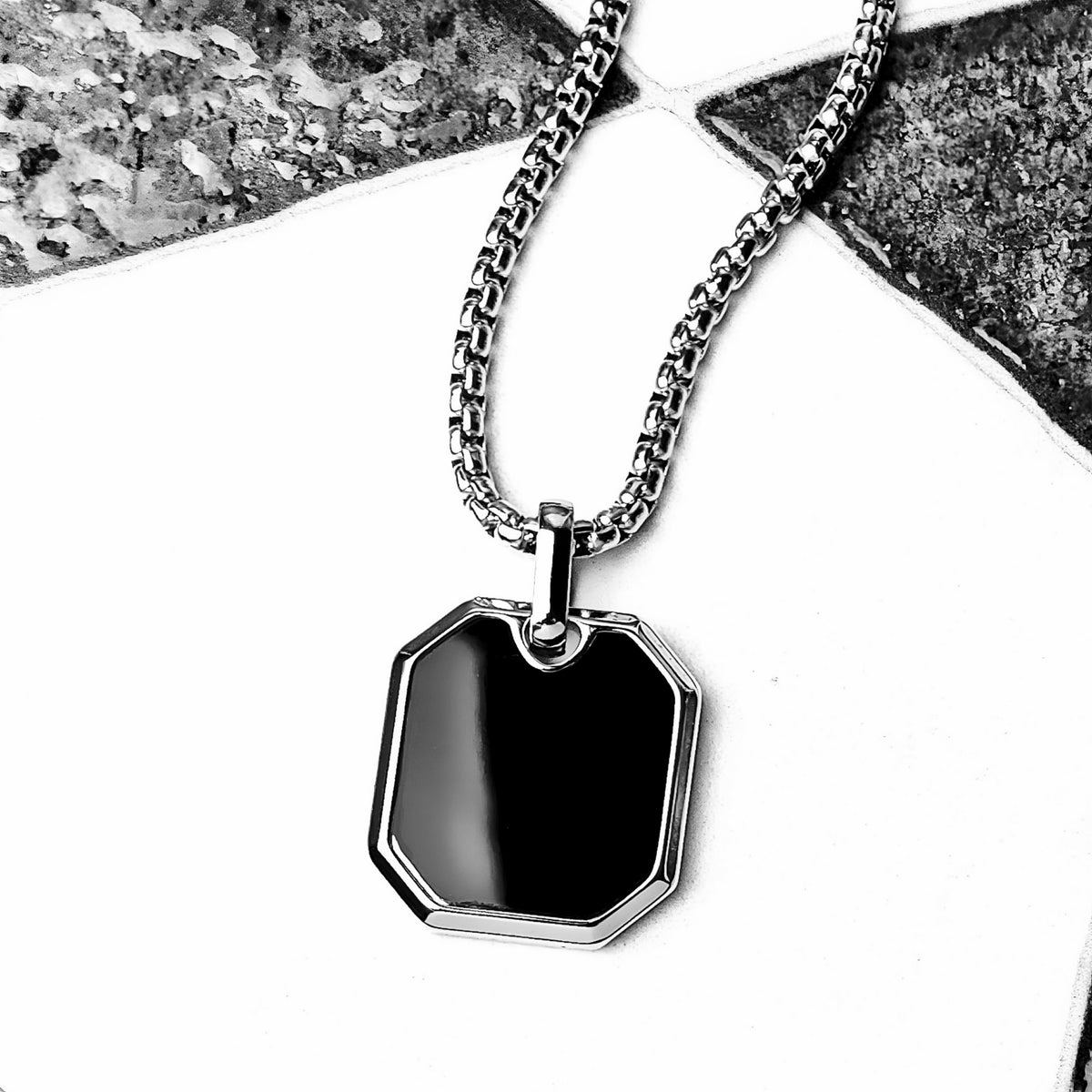 Collana con amuleto in onice nero