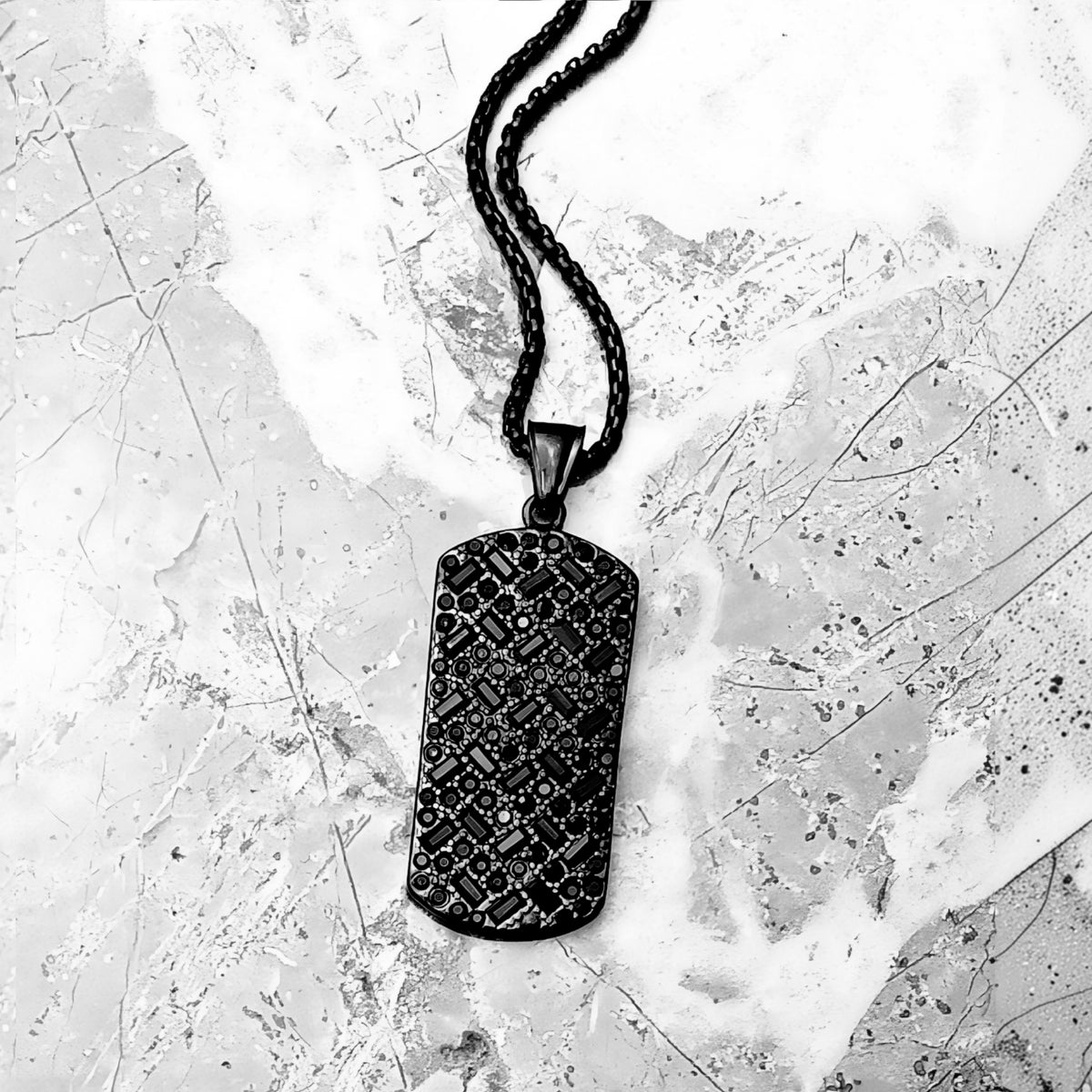 Collana con piastrina nera pavé