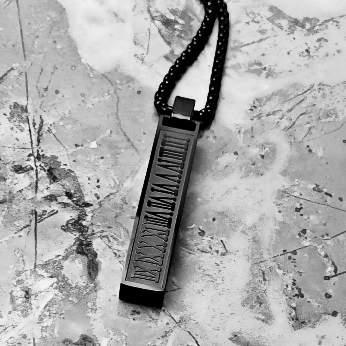Collana con barra e numeri romani neri
