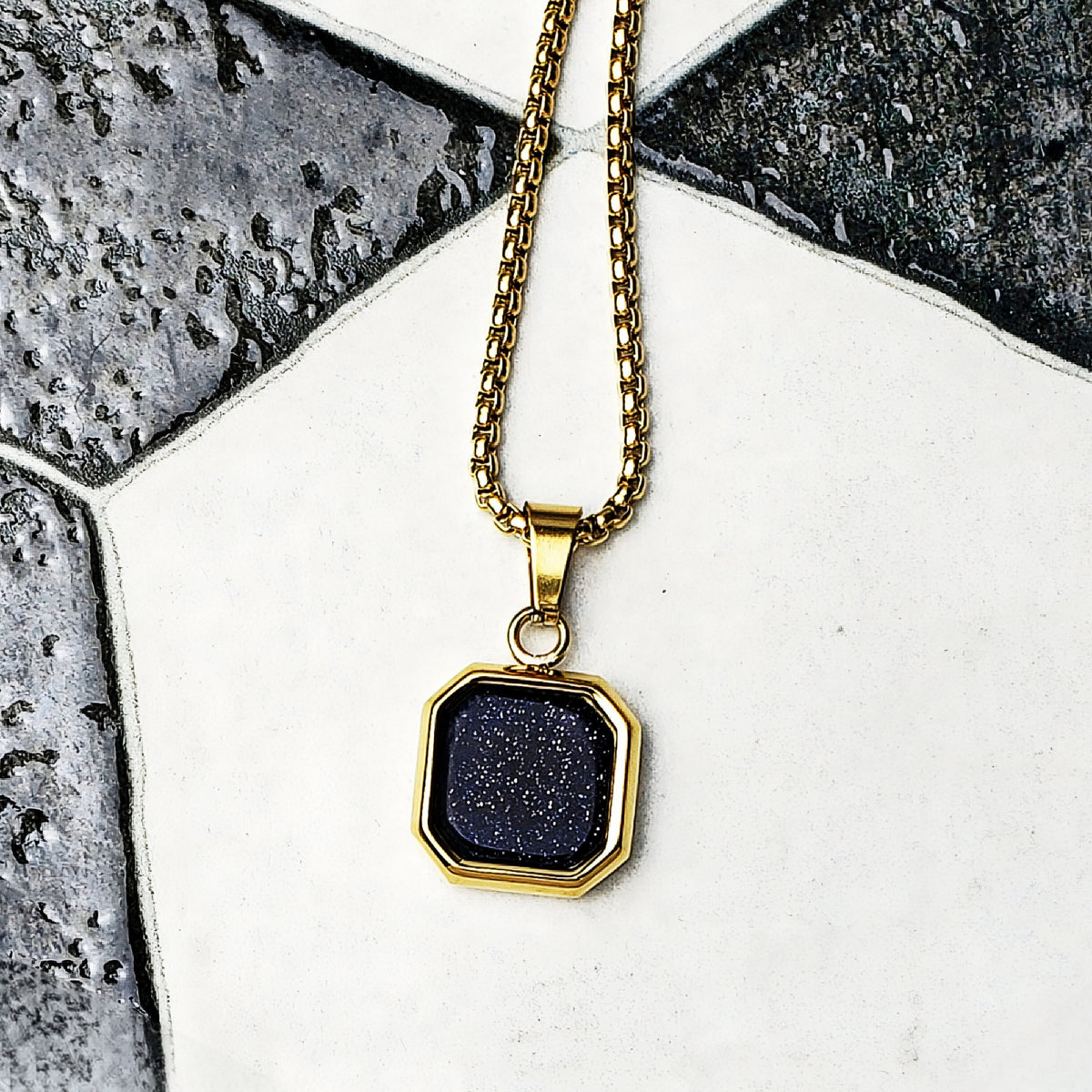 Collana con amuleto in pietra arenaria blu