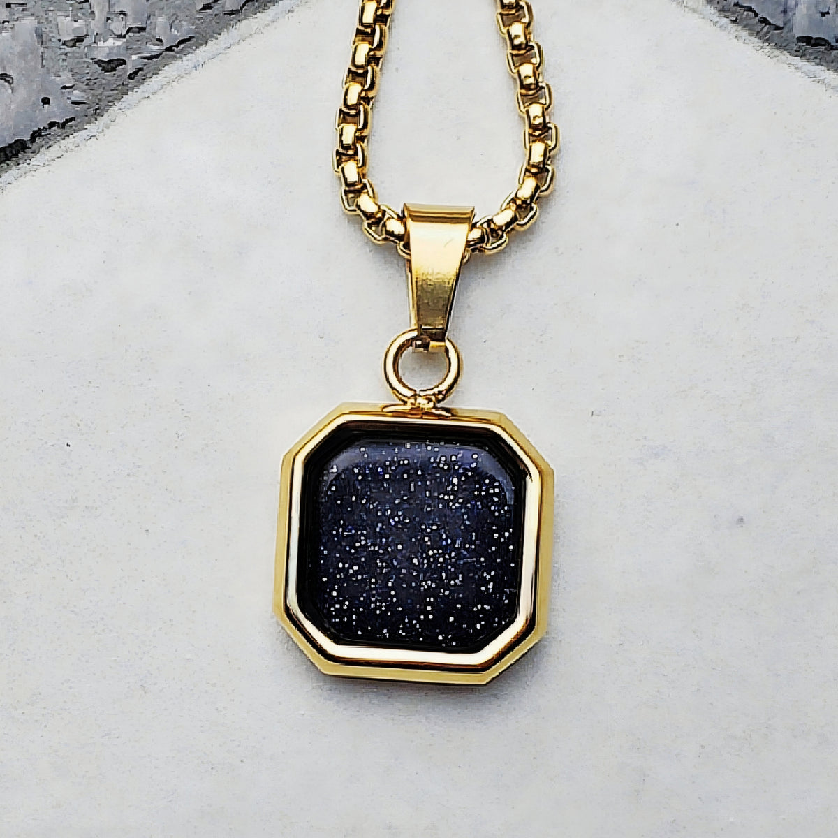 Collana con amuleto in pietra arenaria blu