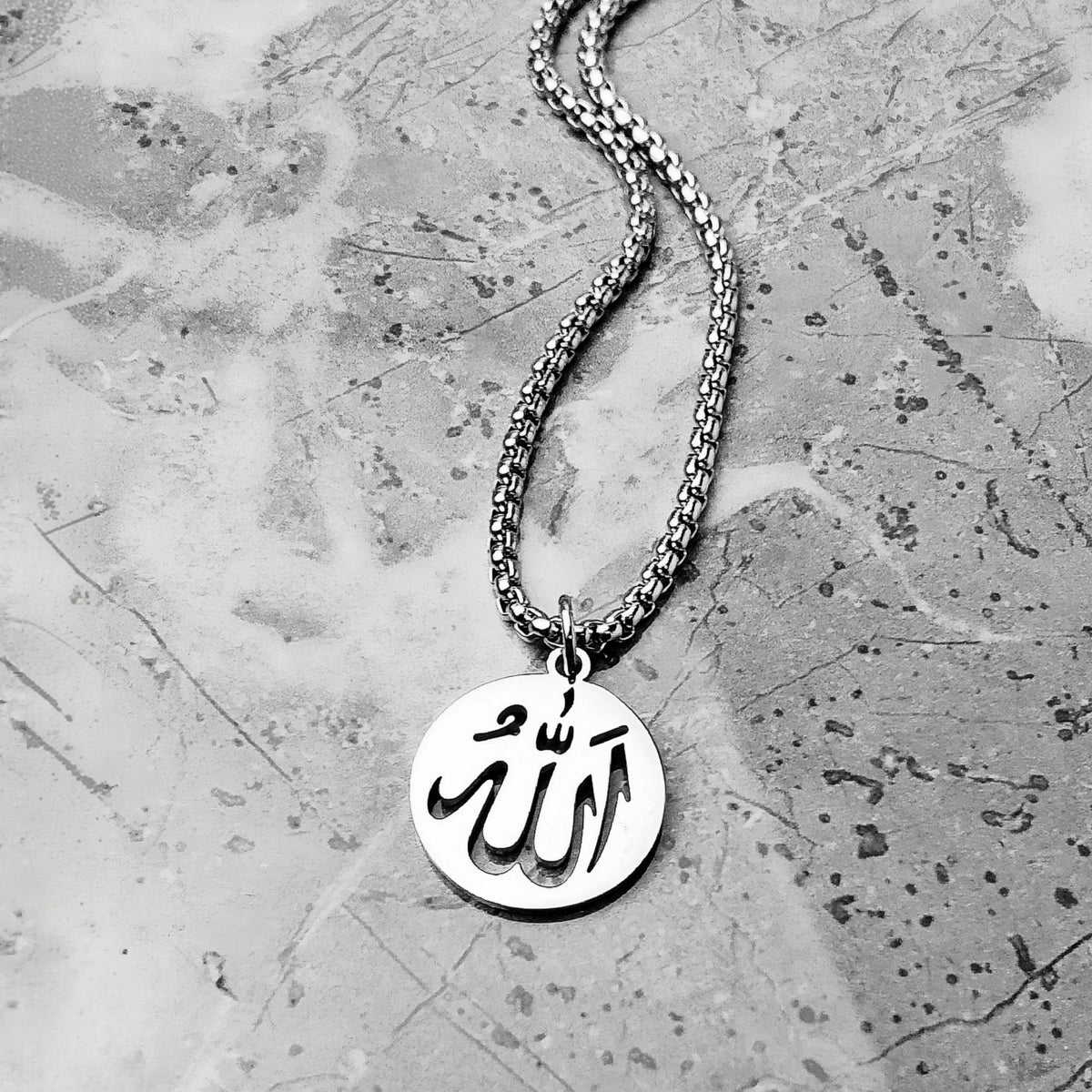 Collar con amuleto de moneda de Alá
