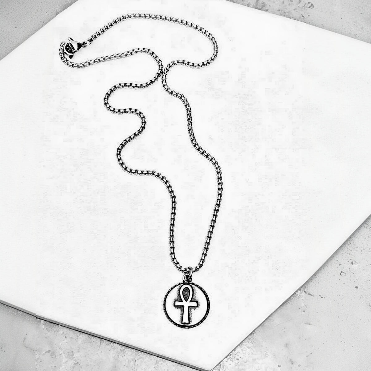 Collar con moneda de anj