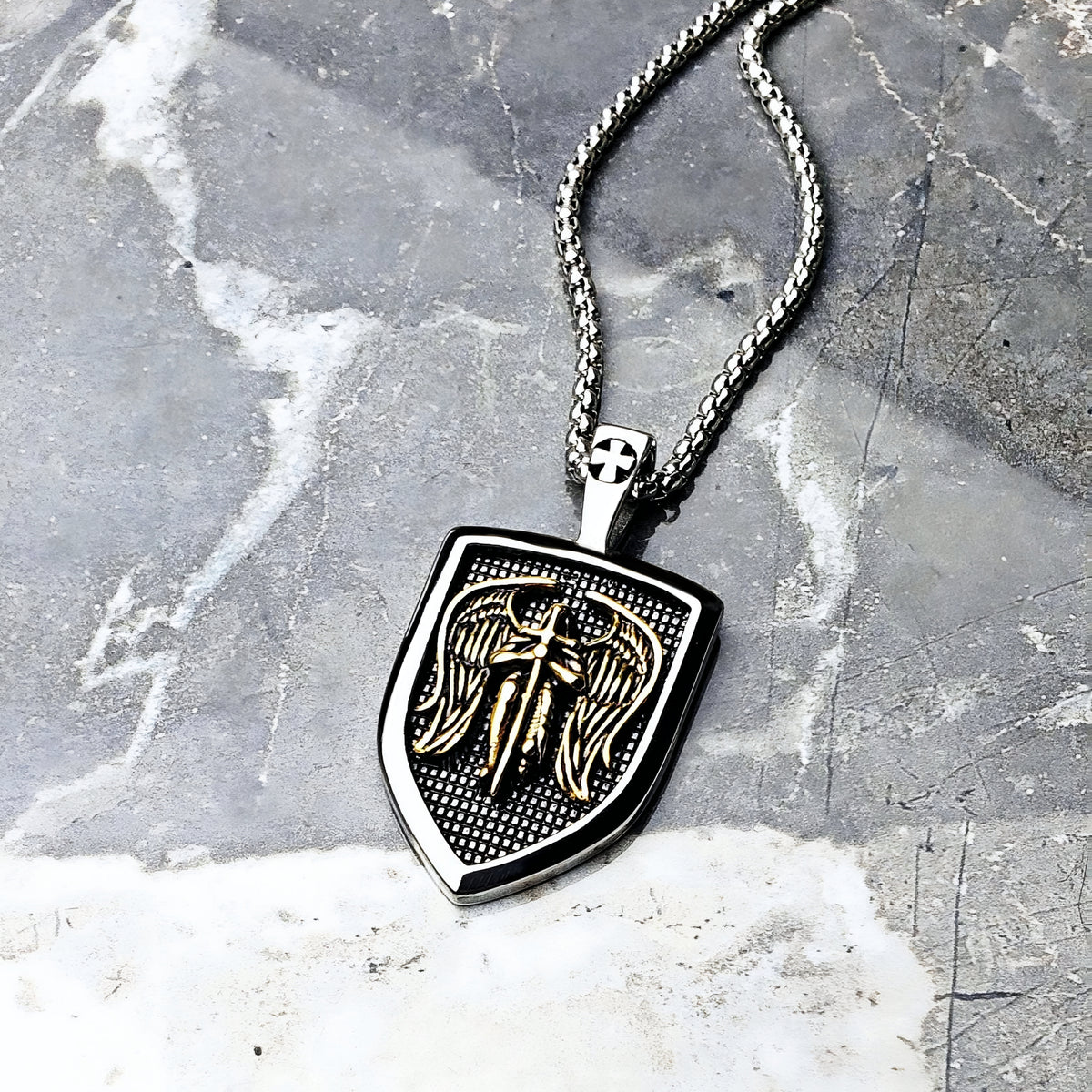 Collana con scudo dell’arcangelo