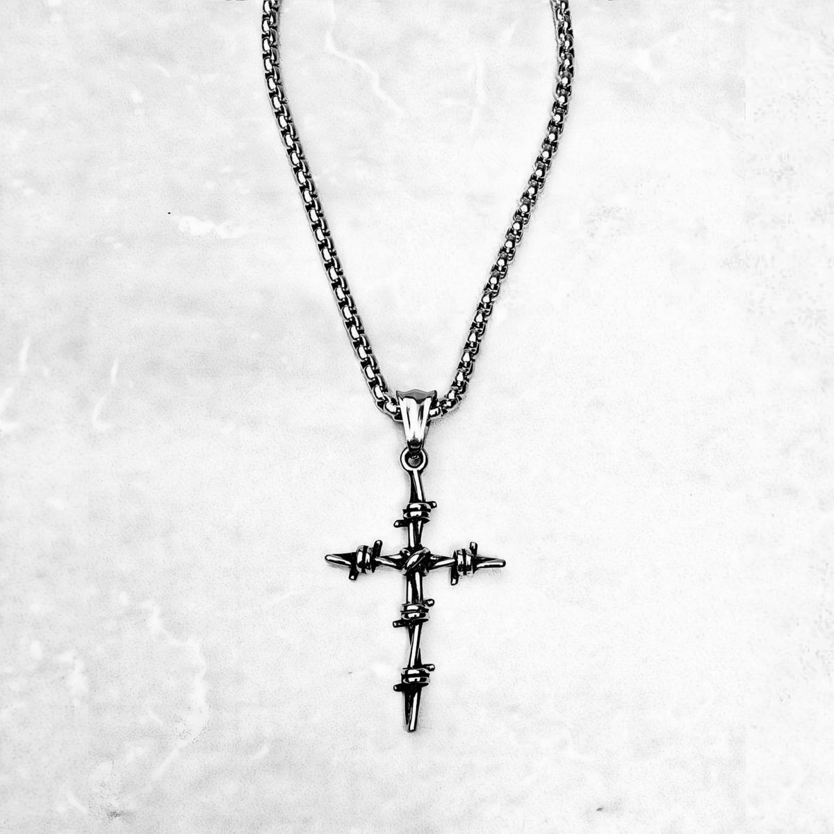 Collana con croce in filo spinato