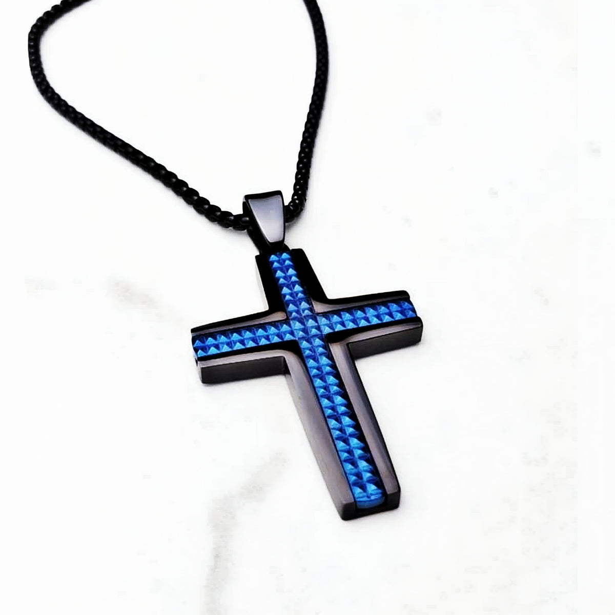 Collana con croce nera e blu