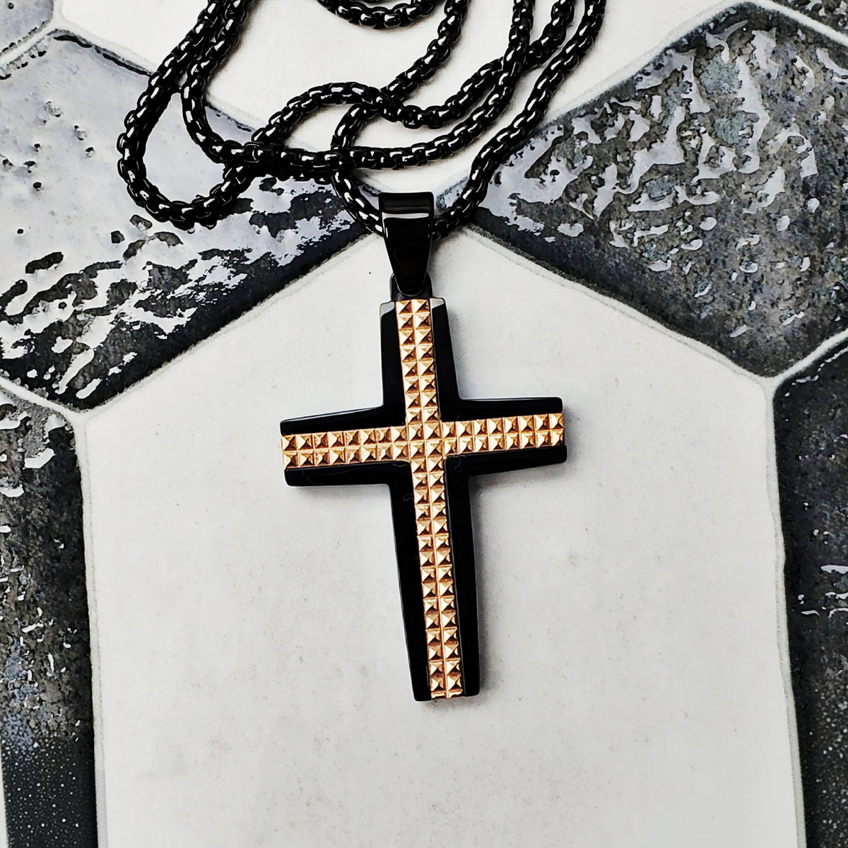 Collana con croce nera e oro rosa