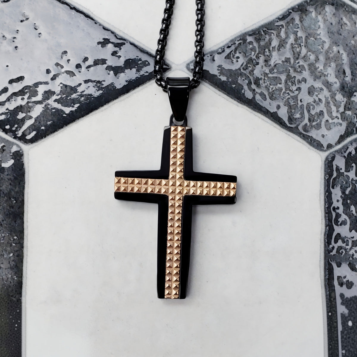 Collana con croce nera e oro rosa