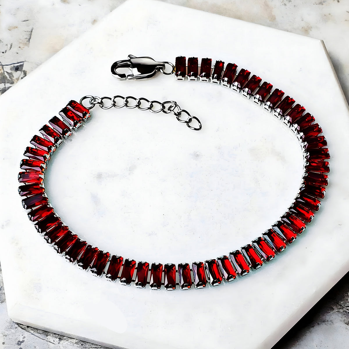 Bracciale tennis con granati taglio baguette