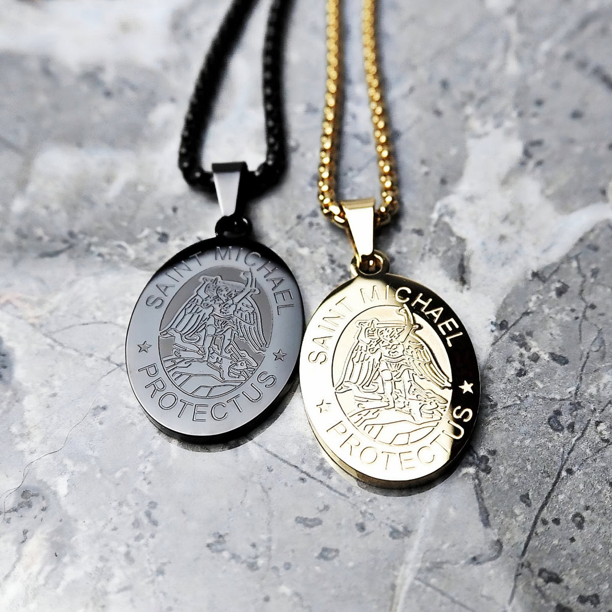Collana con moneta dell’arcangelo nera