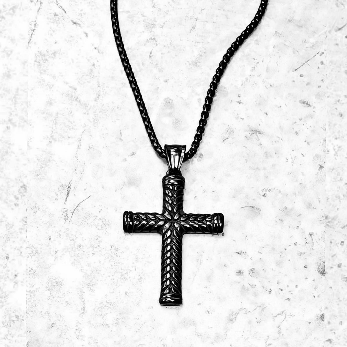 Collar negro con cruz de chevrón