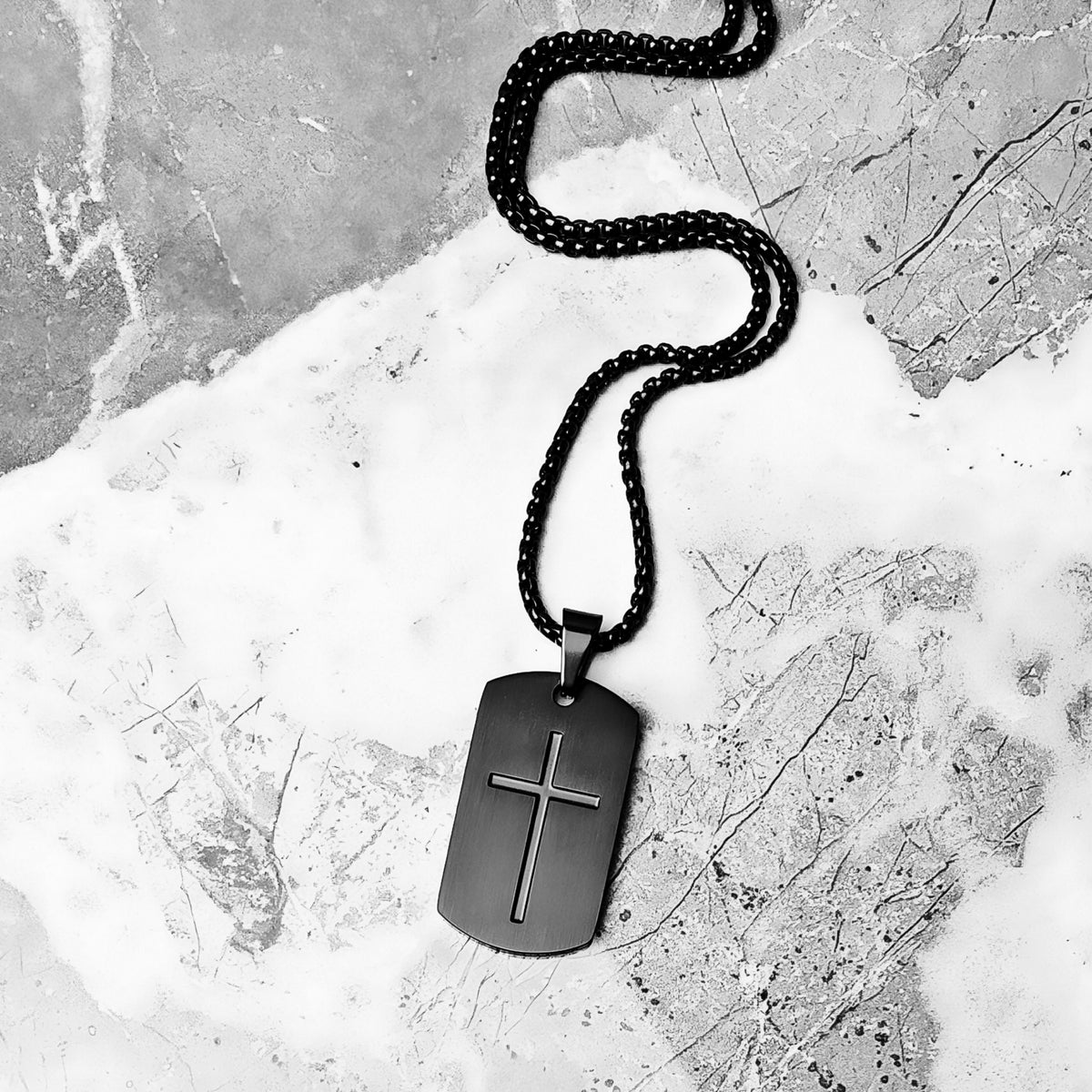 Collar de placa negra con cruz