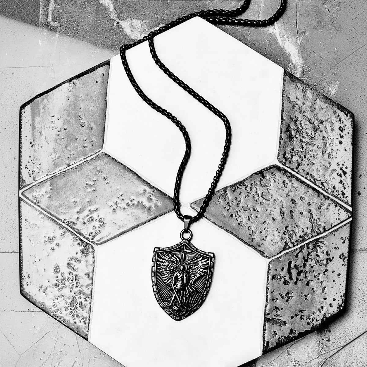 Colgante de escudo de arcángel negro