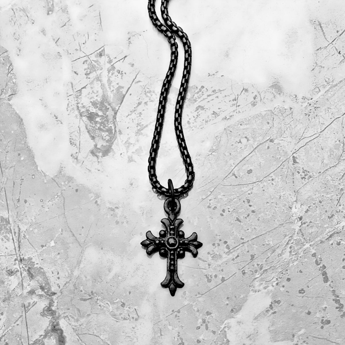 Collana con croce a fiore di giglio nera