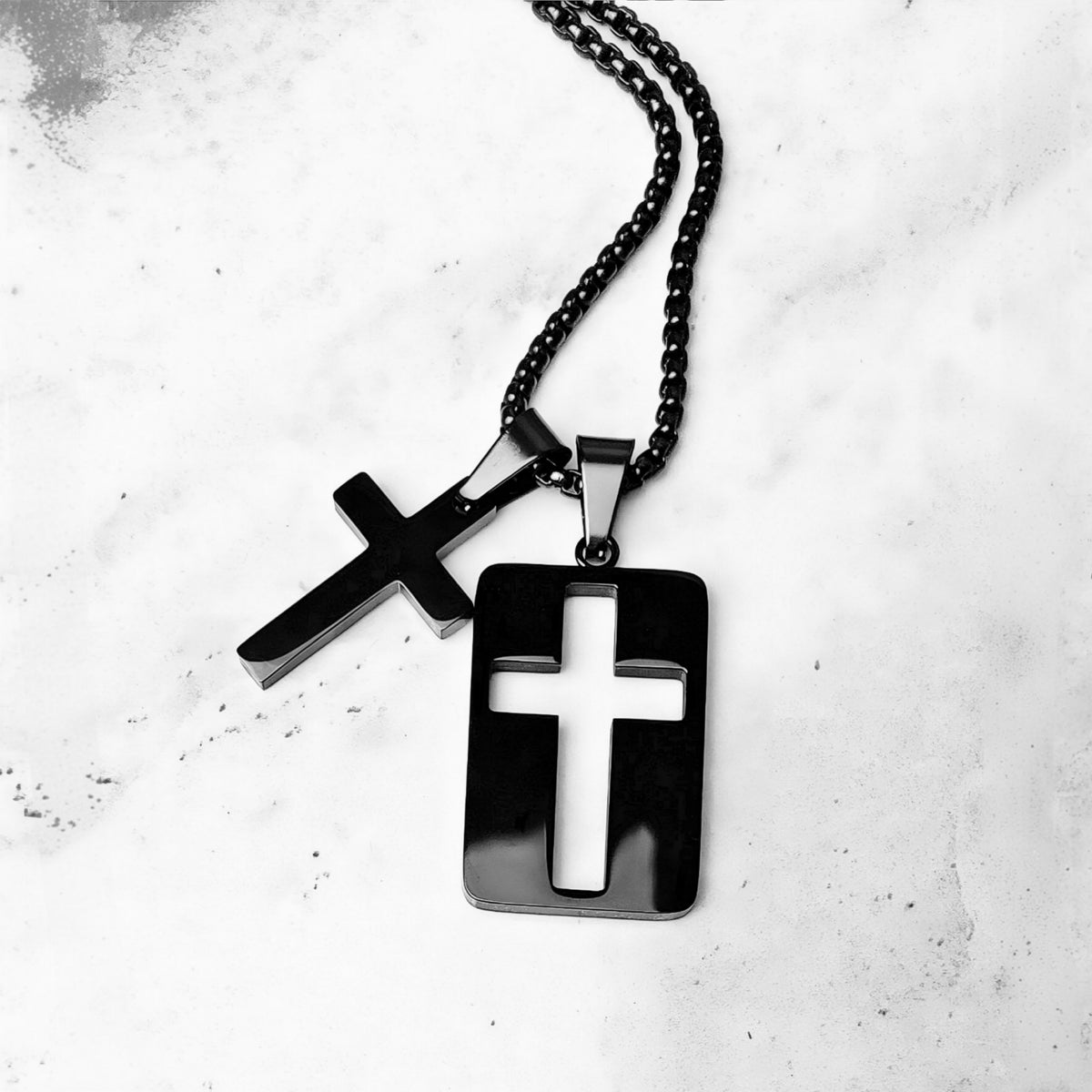 Collar con placa de cruz negra