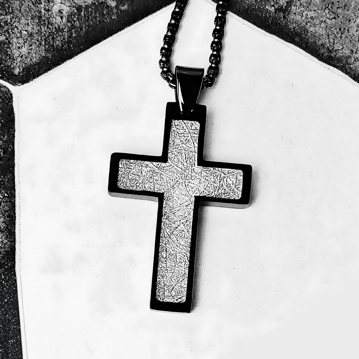 Collana con croce in argento nero