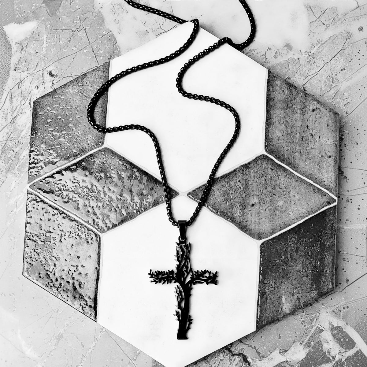 Collana con croce e albero della vita nera