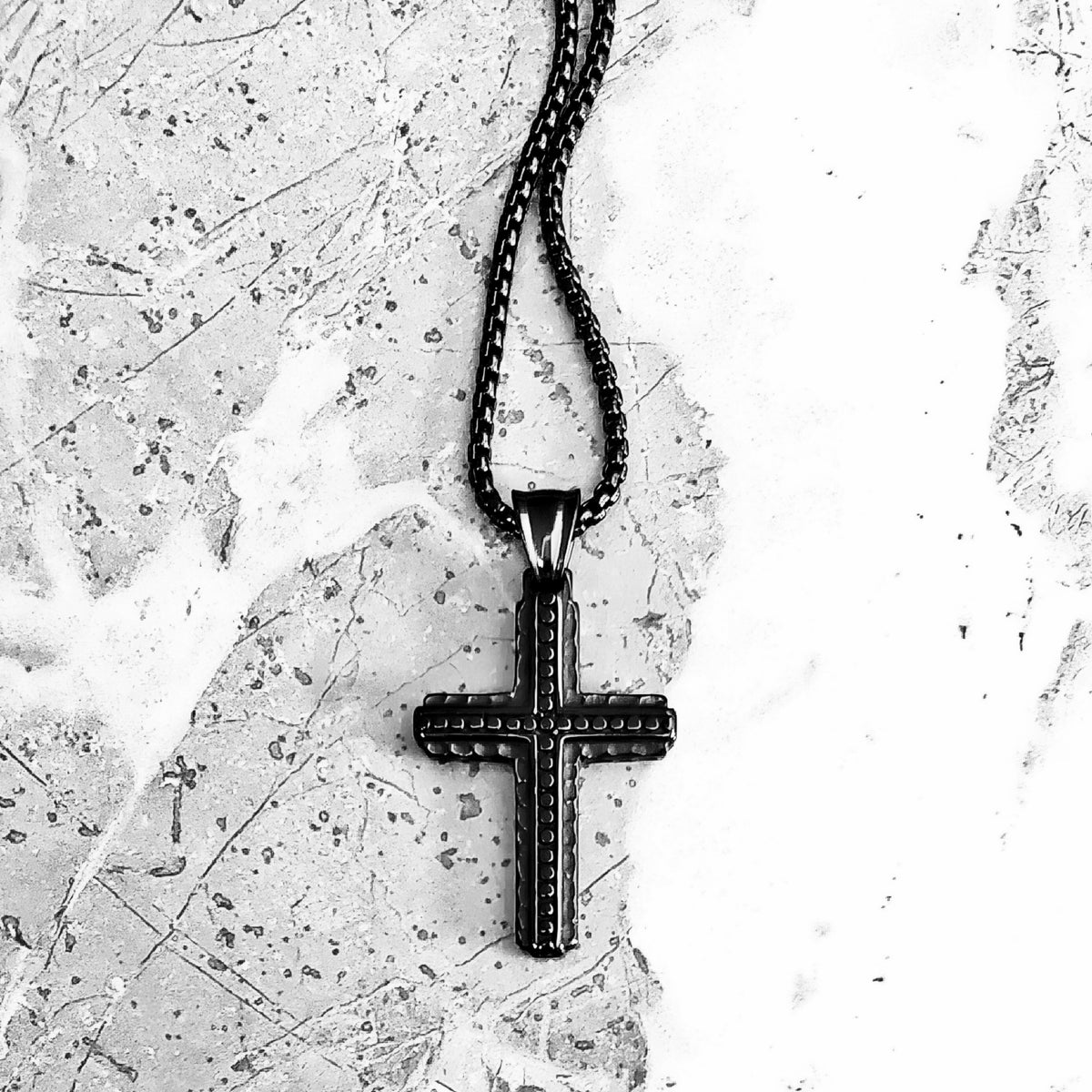 Collana con croce di pietra nera