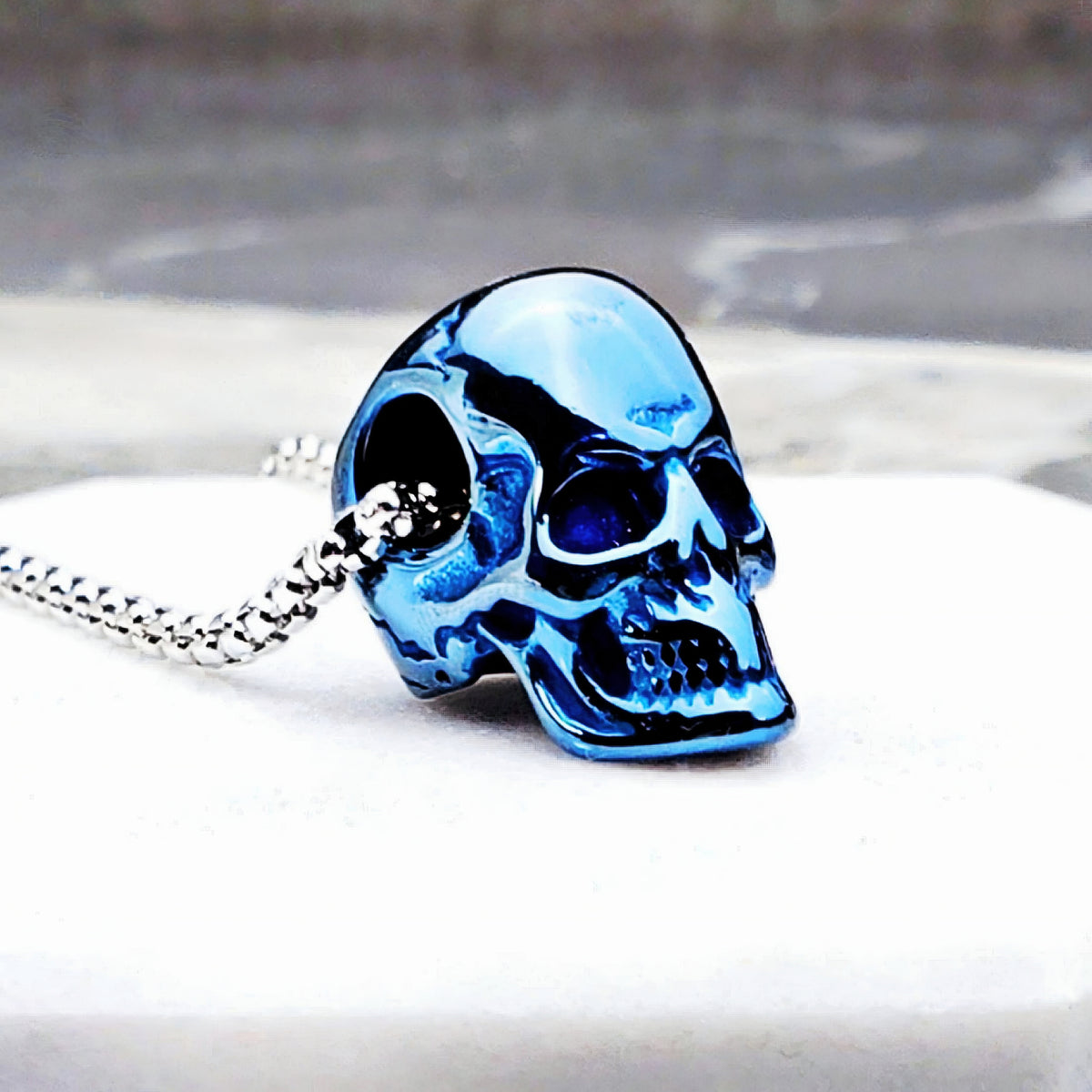 Collana con teschio blu
