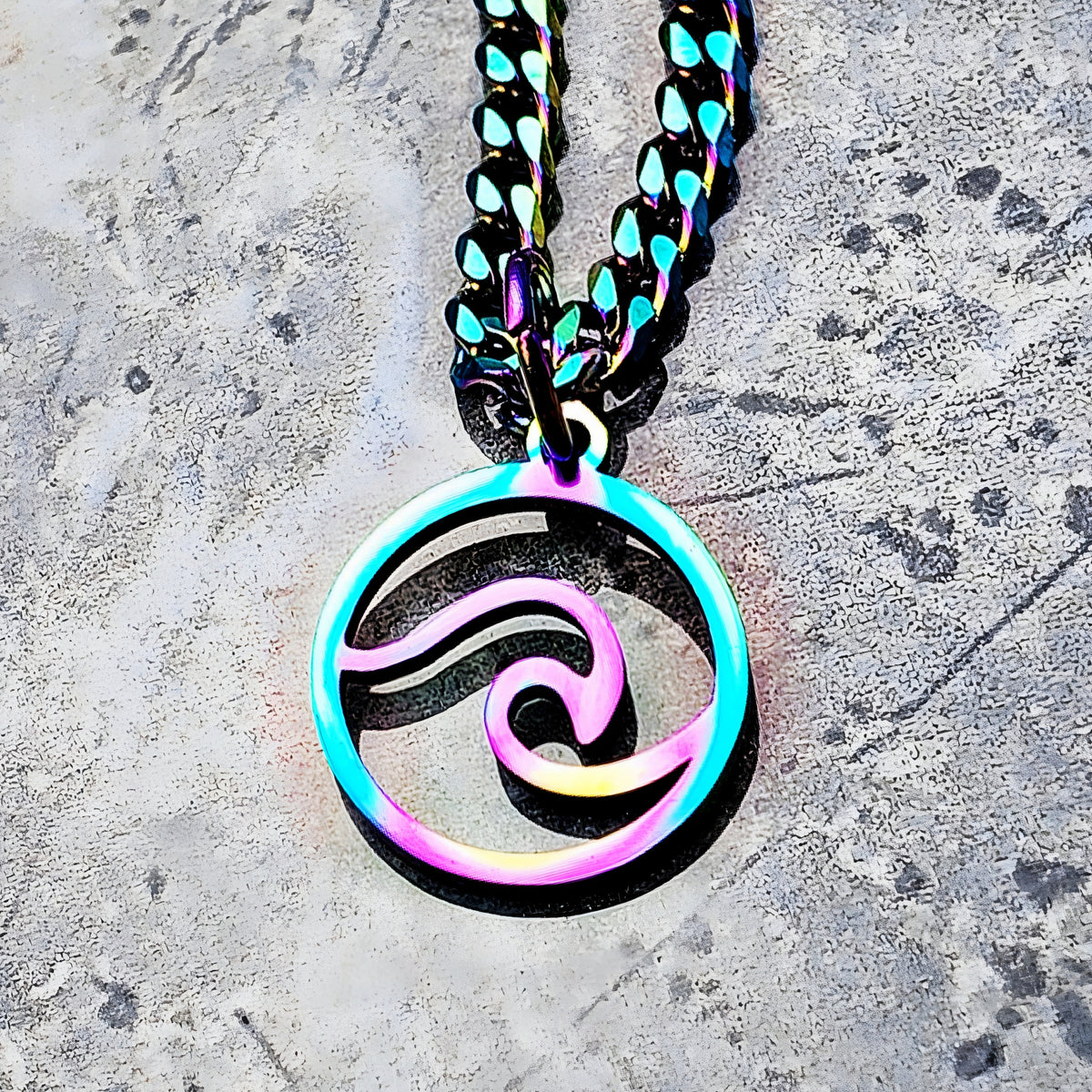 Collar con moneda de ondas multicolor