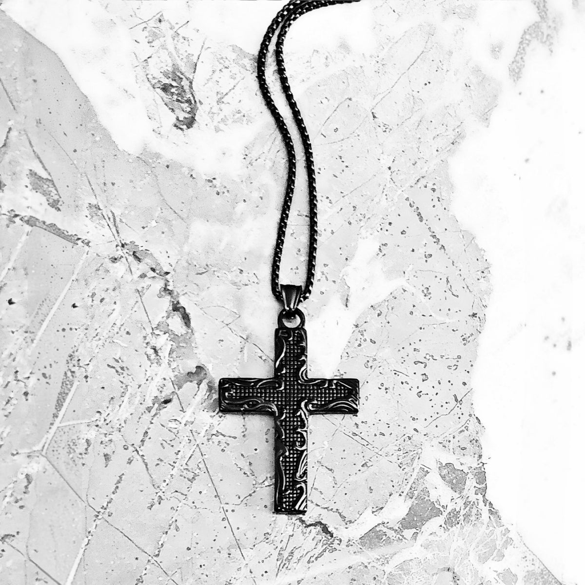 Collar de cruz con ondas negras