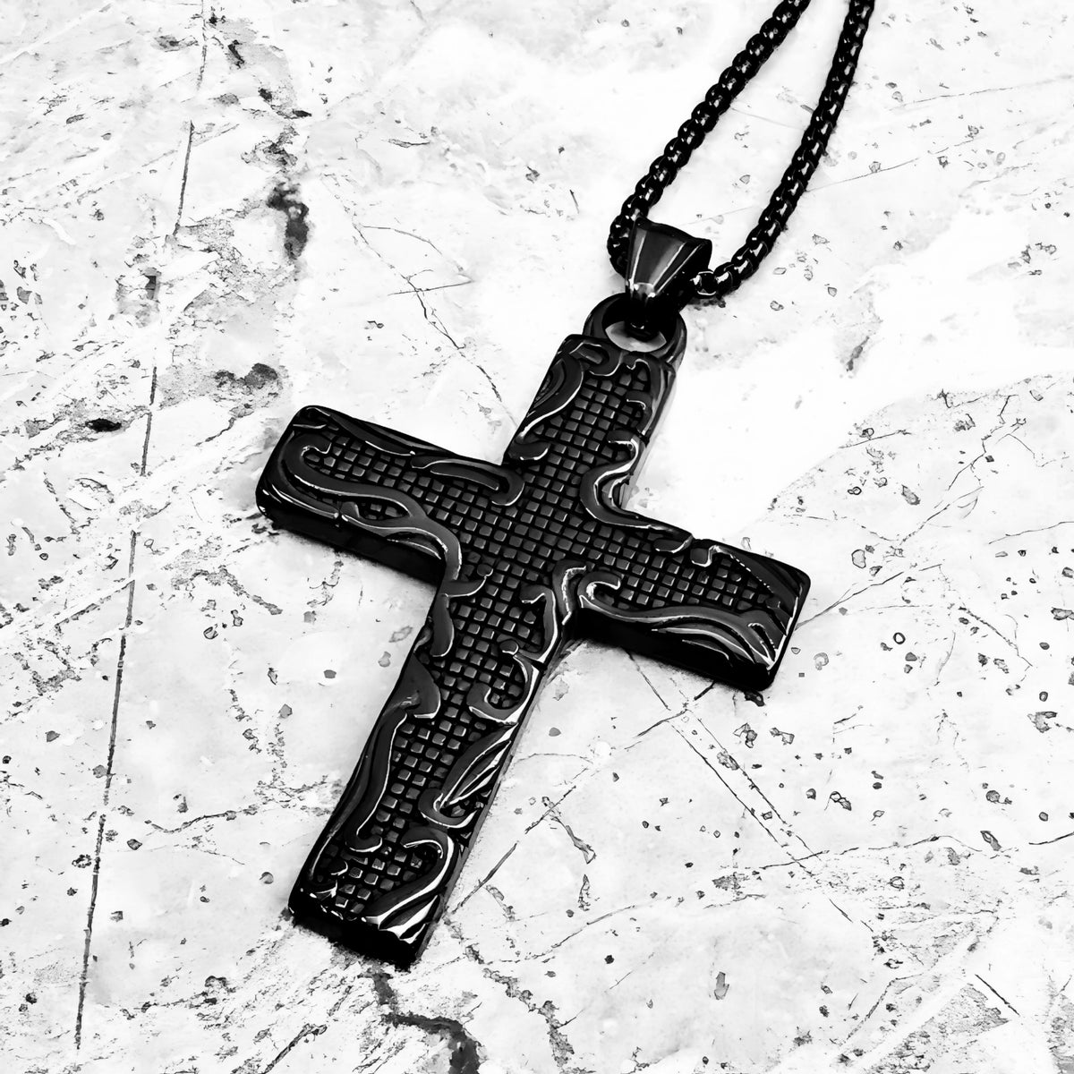 Collar de cruz con ondas negras