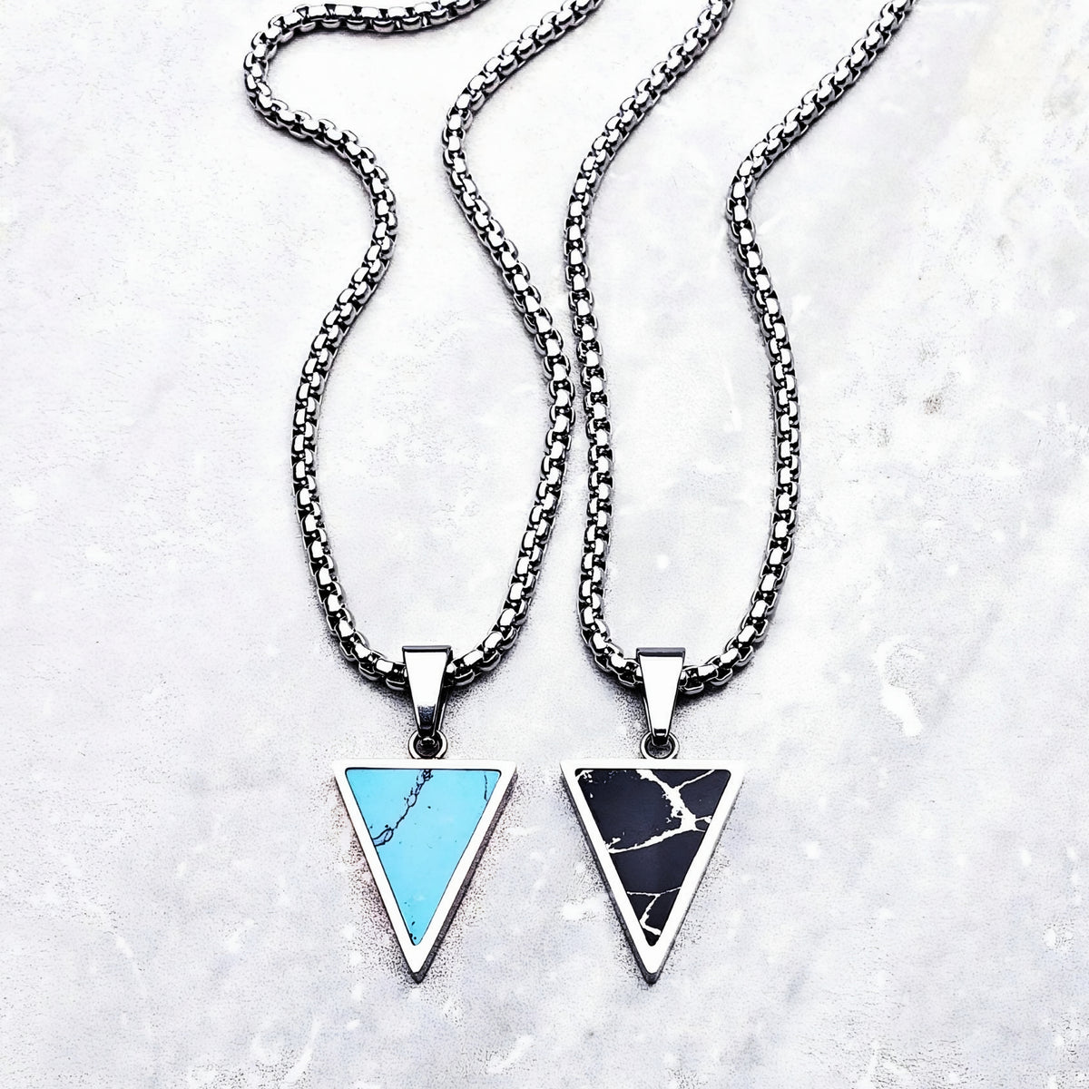 Collar con amuleto triangular de piedras preciosas