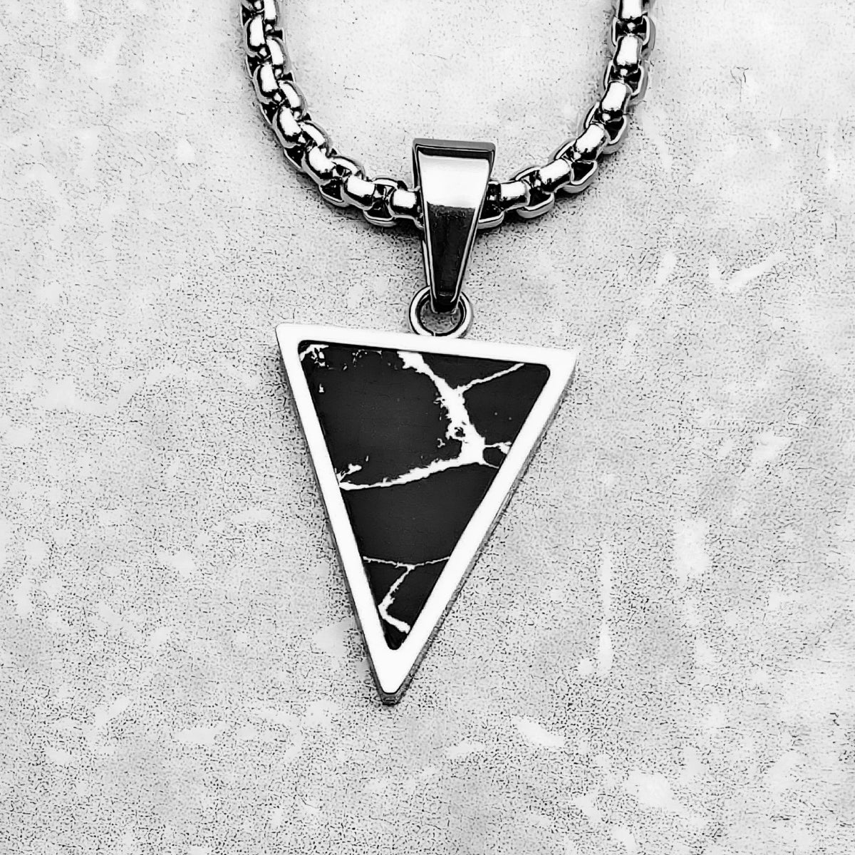 Collar con amuleto triangular de piedras preciosas