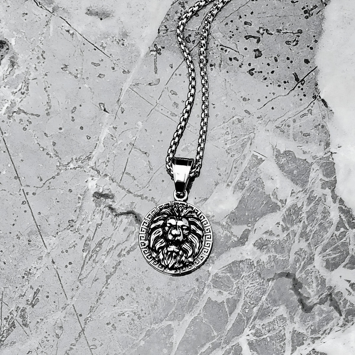 Collana a moneta con leone greco