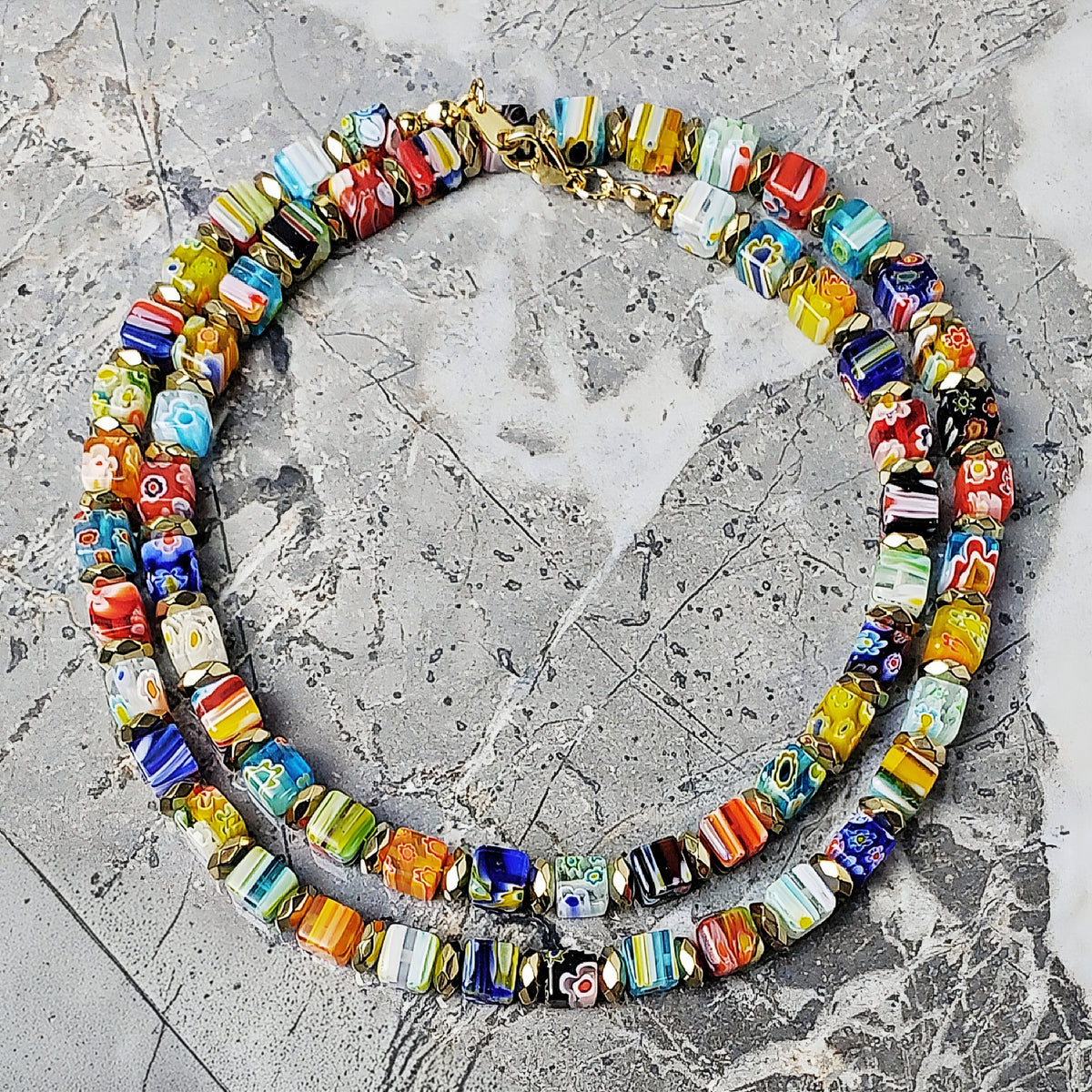 Collar de millefiori y dorado