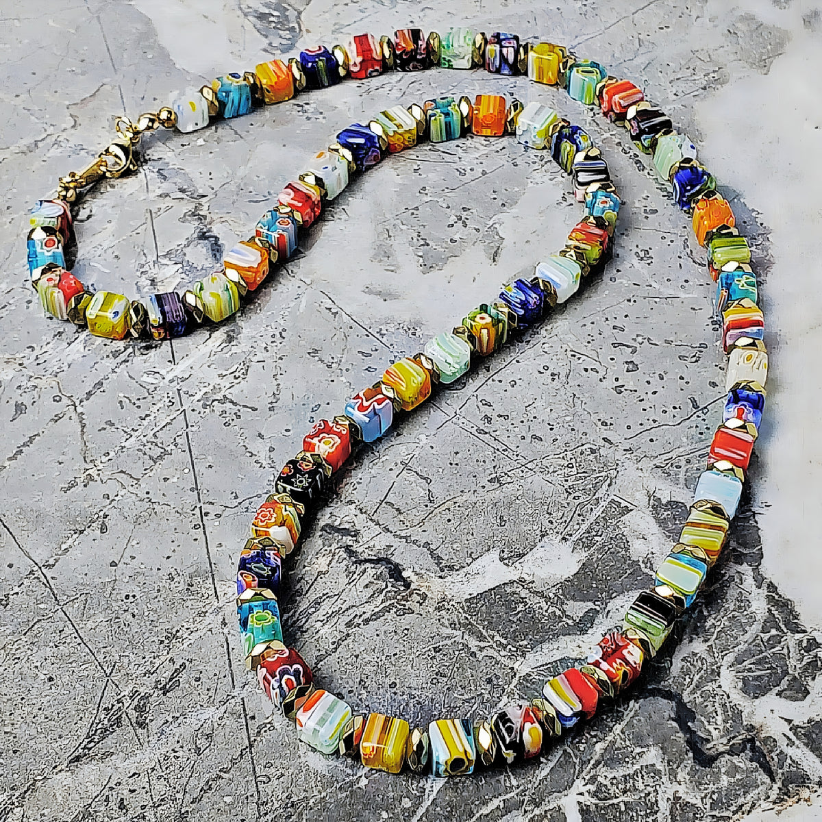 Collar de millefiori y dorado