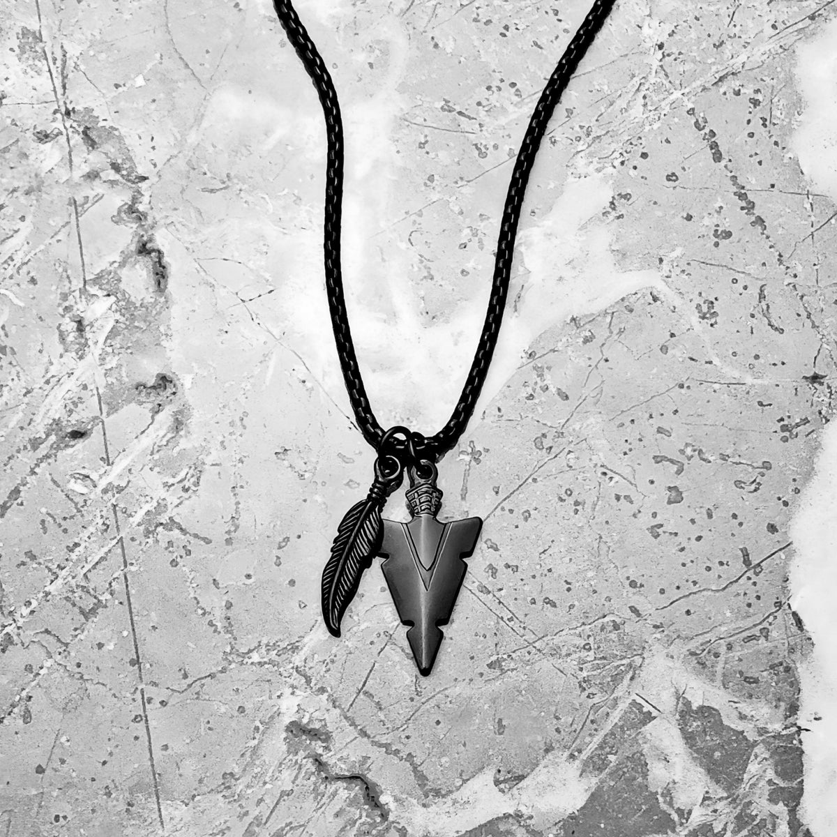 Collar tribal con punta de flecha emplumada