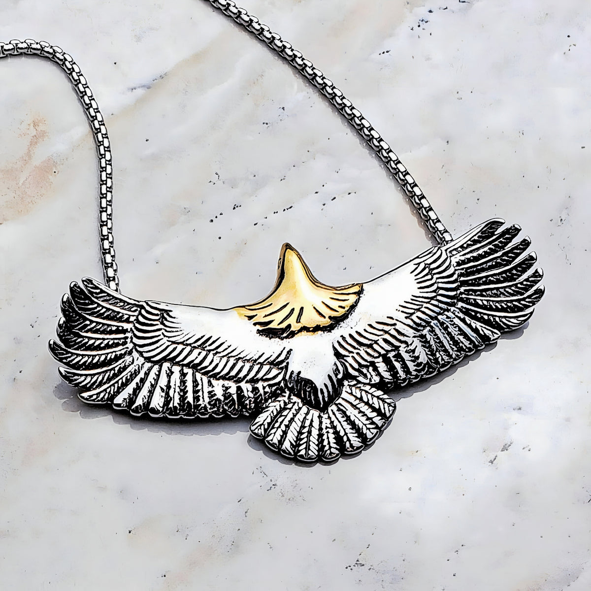 Amuleto de águila tribal
