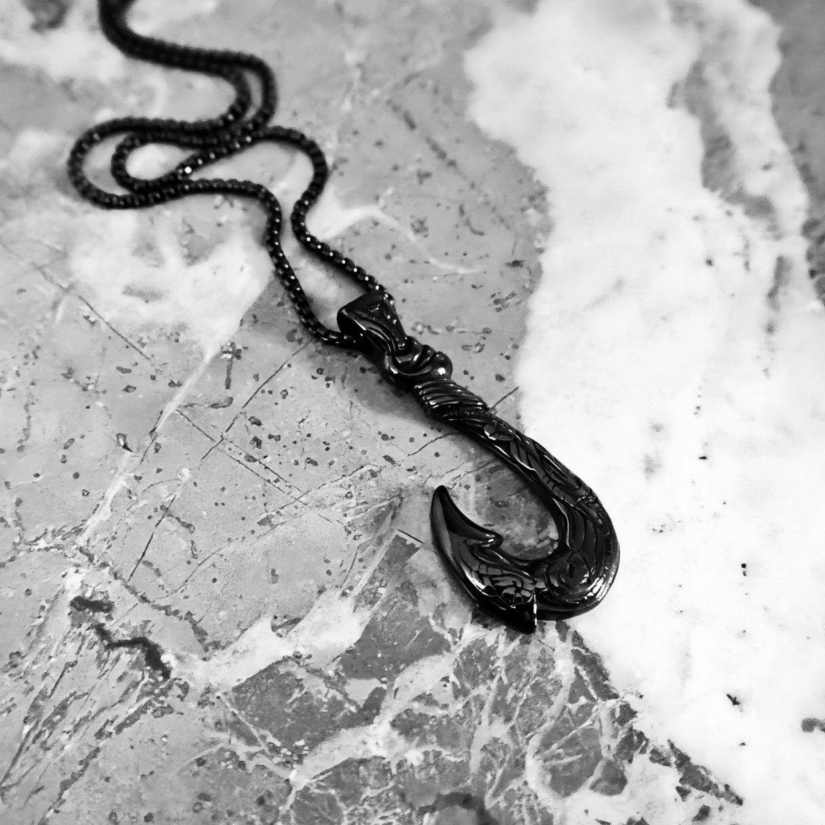 Collar negro de anzuelo maorí