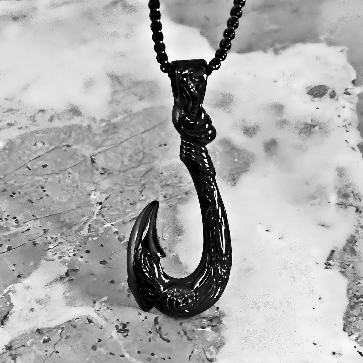 Collar negro de anzuelo maorí