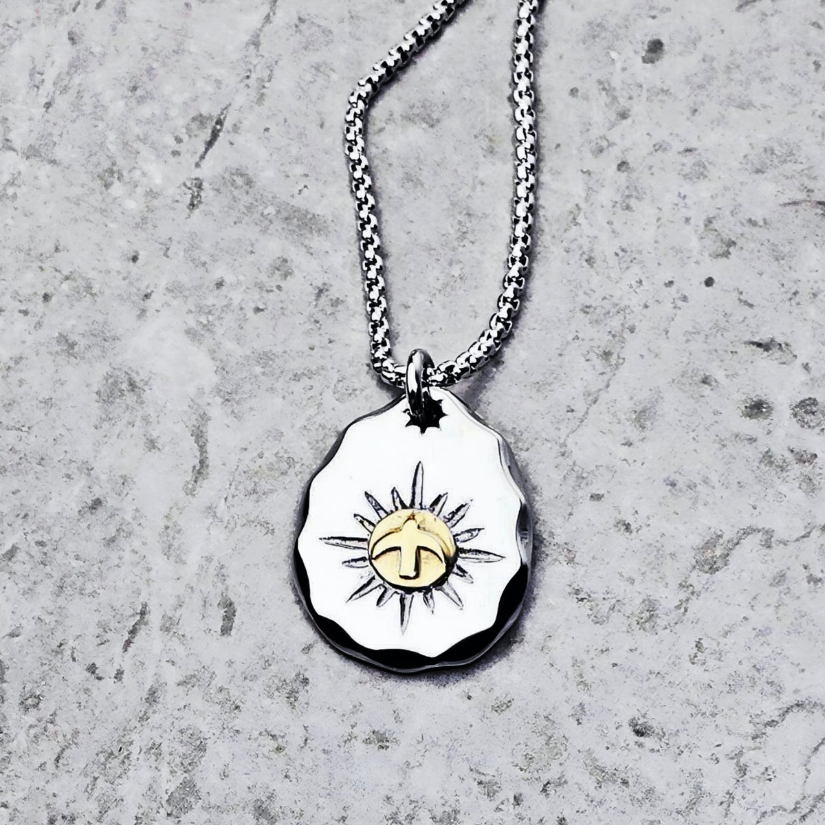 Collana con moneta e aquila