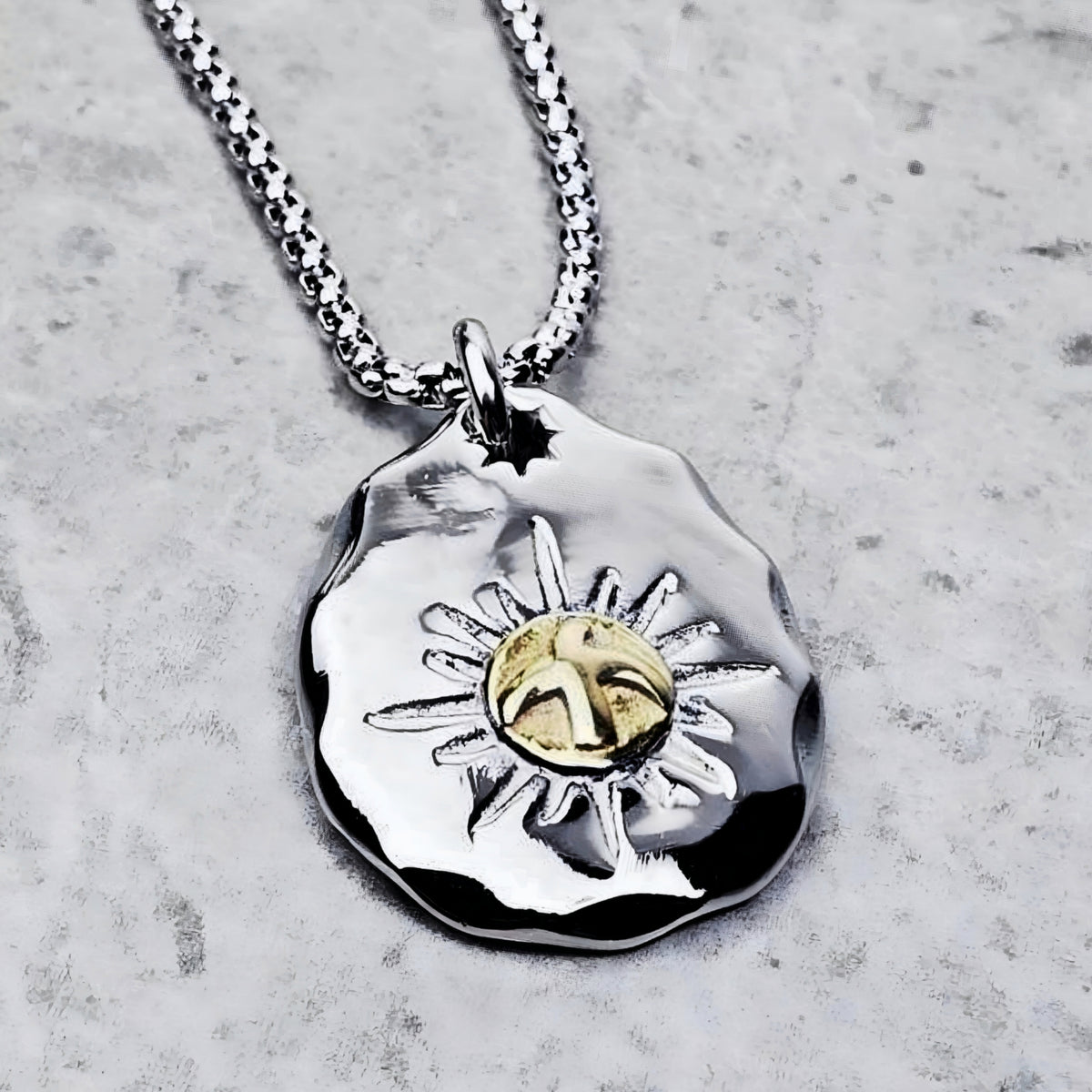 Collana con moneta e aquila