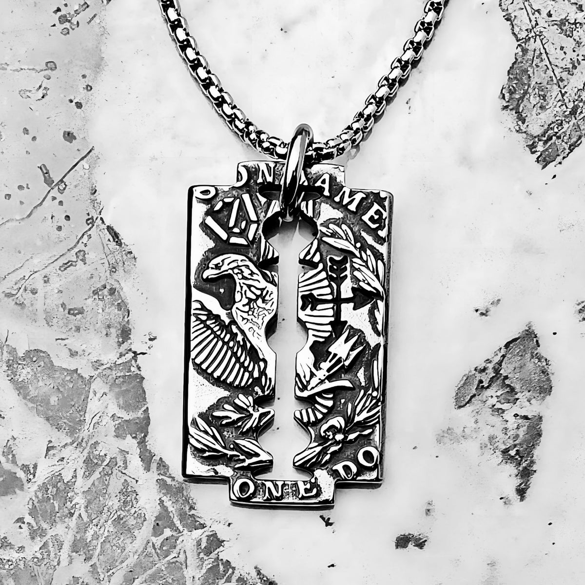 Collar con placa de identificación de águila