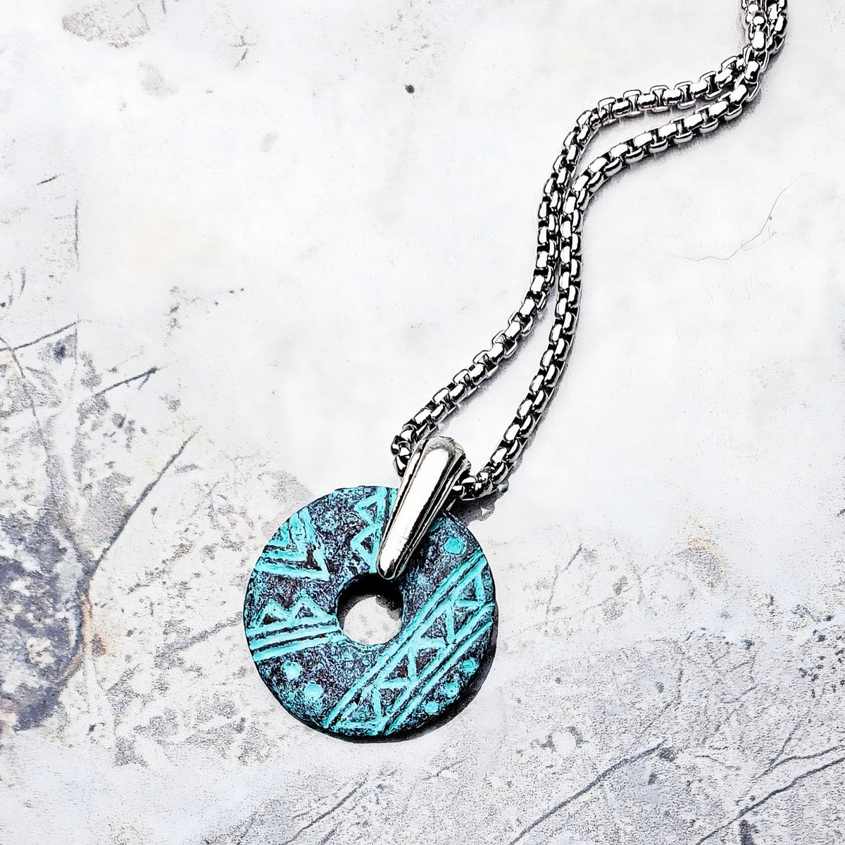 Collana con moneta tribale turchese