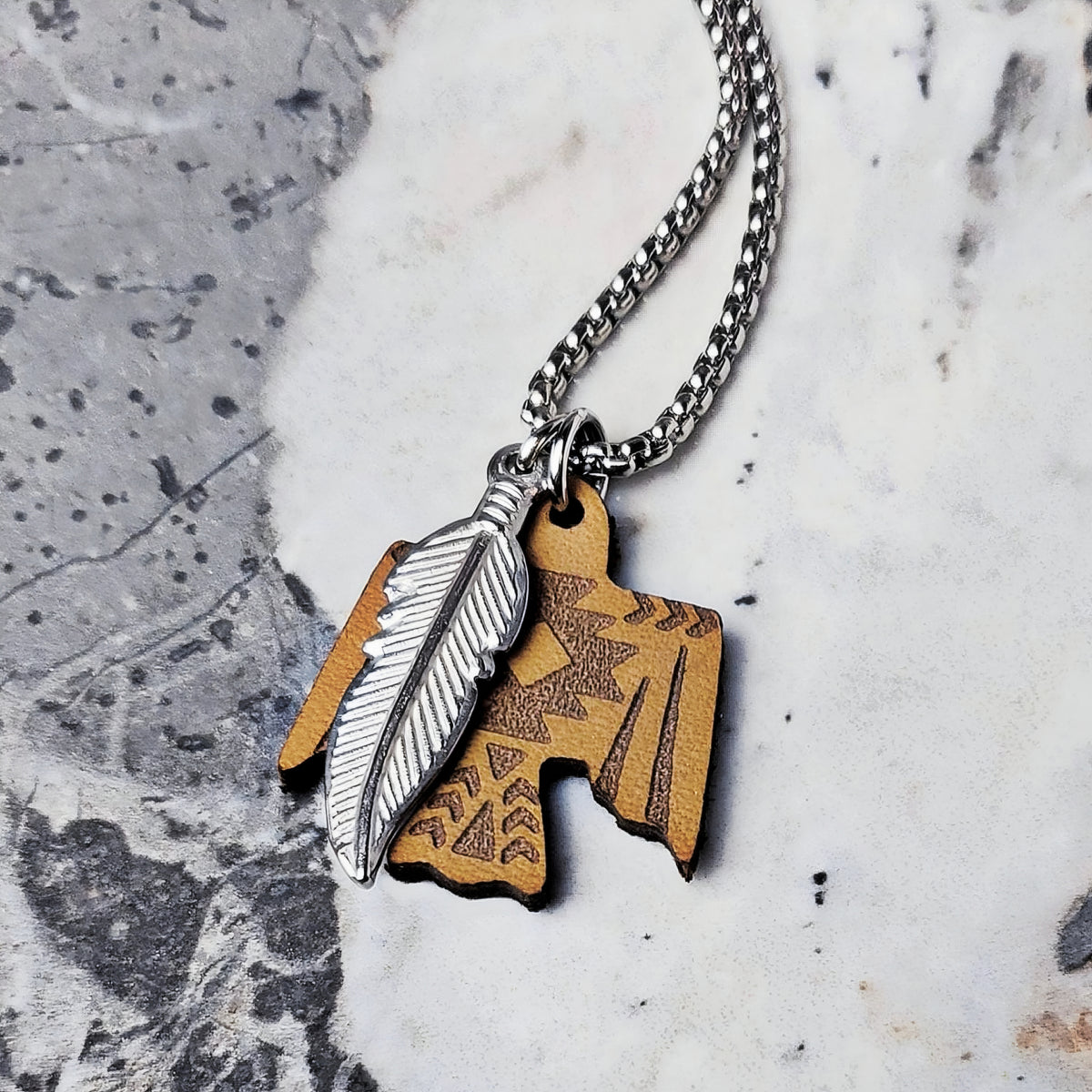 Collar con pájaro del trueno tribal