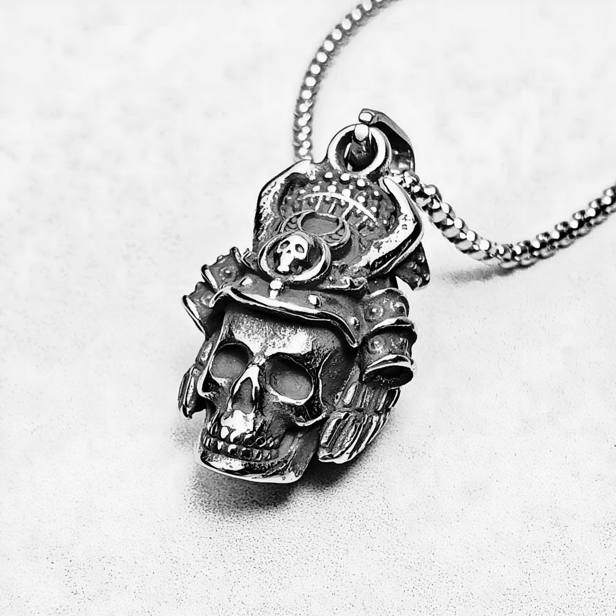 Collana con teschio tribale