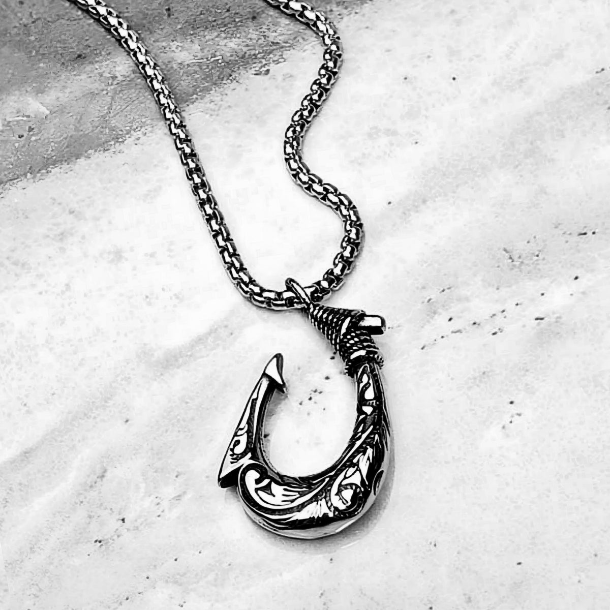 Collana con amo da pesca tribale